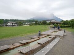 桜島溶岩なぎさ公園の全長約100mの長い足湯です。
眺めがよくて解放感たっぷり。



