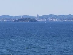 左舷には横須賀の街並みが見えてきました。