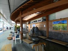 鹿児島空港ターミナルビルには、足湯コーナーがあります。
前に何度か利用したことがあります。