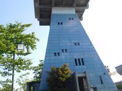 岩瀬浜のシンボル、富山港展望台に到着しました。かつての灯台を模した作りです。