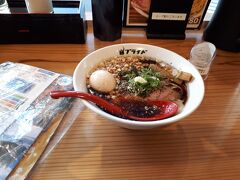 駅前のラーメン屋さんで夕食です。

ご当地ラーメンの富山ブラックラーメン。