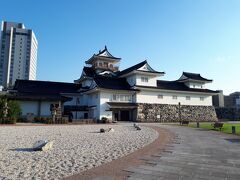それでも観光客にとっては十分な城です。
周りに近代的な建物が並ぶのも、県庁所在地のお城ならでは。