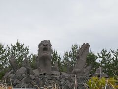 湯之平展望より車で10分ほどの所にある「赤水展望広場」。
鹿児島県出身の長渕剛さんが2004年に桜島で行ったオールナイトコンサートを記念した「叫びの肖像」で、桜島の溶岩で作られているそうです。

何故かここだけ多くの人がいたので、車から降りず車窓より撮影しました(^^;
