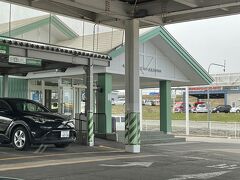 空港徒歩7分の距離にトヨタレンタカーの
事務所がありました。

免責補償3300円つけて、3日レンタル14,330円です