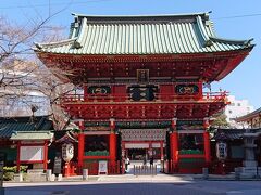 立派な赤い建物は、神田明神入口の随神門です。