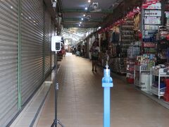 【パタヤナイトバザール　ショッピングアーケード】【セカンドロード】沿い
一部の店は営業中だが、多くの店は閉店。