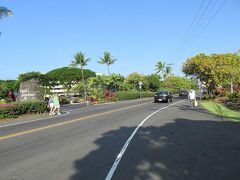 ハワイ島西海岸カイルア・コナ
滞在中のロイヤルコナリゾートホテル前のアリイ・ドライブにあるトロリー停車場でトロリーが来るのを待ちます。