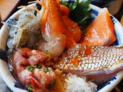 大阪へ帰るぞー、その前に海鮮を堪能しました。私は海鮮丼。