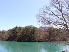 五色沼入口から散策開始して最初の沼。名前はちょっと忘れてしまった。