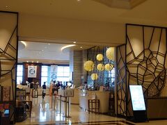 翌日
宿泊客が多かったので、朝イチに行きました。
私たちが食事を済ませて出るときには長蛇の列でした。
コンシェルジュラウンジなどかクローズのため、朝食会場がここに集約されているので、仕方のないことですね。