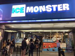 (アイスモンスター)
たっぷり、夕食を頂いた後に、わざわざ、やってきました。
「ICE MONSTER」
日本だと待ち時間ありですが、すぐ座れました。