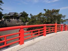 森戸神社のそばに架かっていた赤い橋