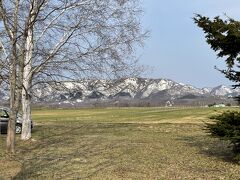 午前７時半過ぎ、浦臼神社のある「いこいの森公園」に到着。
２７５号線沿いにある、境内駐車場からも行けますが、急な階段を上らなくちゃならないので、車で「いこいの森公園」」を目指したほうが楽かも。

山にはまだたっぷりと雪が残っています。