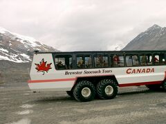 　レイクルイーズから１３３ｋｍ、コロンビア大氷原に到着。ここで巨大な雪上車に乗り換え。車輪の直径は１．５ｍはある。