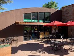 Sol Foods Supermarket　ビジターセンター近くZion Canyon VillageにもHappy Camper Market という食料品店がありますが品揃えはこちらのスーパーの方が豊富でお勧め　買ってそのまま食べられる惣菜類もありました
営業時間: 07:00～23:00