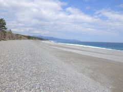 「七里御浜」熊野市から紀宝町に至る約２２ｋｍ続く、日本で一番長い砂礫海岸です。