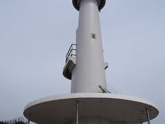 薩摩長崎鼻灯台。１９５７年完成、灯台の高さは約１１メートル、水面からの灯火の高さは約２１メートルです。