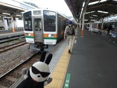 熱海駅に到着。乗り換えに２分しかないのでちょっと急ぎ足で向かいにいる列車に乗りこむ。