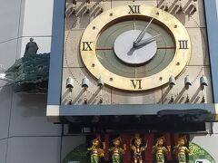 上には高知城、右からはりまや橋とお坊さんの「純信」と町娘「お馬」、左には桂浜と坂本龍馬、下からはよさこいを踊る人形が出てきます。
楽しい踊りだしたくなるからくり時計です。