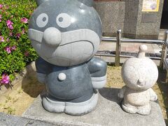 アンパンマンや仲間の石像
バイキンマンとドキンちゃん
はりまや橋から高知駅までの路面電車が通る大通りにアンパンマンや仲間の像がいろいろあります。
高知県はアンパンマンの作者の「やなせたかしさん」の出身地、可愛い像がいろいろと並んでいます。