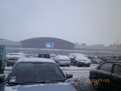 キエフ　関空からイスタンブール経由でボルィースピリ空港に到着。吹雪いており迎えの車に急いで飛び乗った。時期的に非常に寒かった。