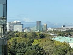 東京・赤坂『エグゼクティブハウス 禅』11F

エグゼクティブラウンジ【ZEN LOUNGE】からの眺望（南西側）の写真。

一つ上の写真をズームします。

写真左側に富士山が見えています ($・・)/

写真右端には『国立競技場』と『迎賓館 赤坂離宮』が見えます。