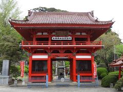 長勝寺 （浪切不動）
山武市成東にある小高い丘の中腹に建つ、鮮やかな朱色をした懸崖造りの古刹。寺伝の縁起書によると、東大寺の大仏を造立したことで知られる奈良時代の大僧正・行基の諸国行脚の折に海難除けを祈願して開基された寺院であるとされているが、正確な創建年代は不明。かつてこの寺院の周辺は海であったと言われており、江戸時代に漂流した漁船がこの院の常夜灯に導かれ、難を逃れたという伝説が残っている。