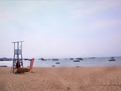 【パタヤビーチは平穏】
曜日によるのか、客足のせいか、砂浜に人いなく、
営業してる椅子＆パラソルが少なかった。