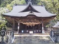 12時35分までに山を下り終え、郡山の麓にある清（すが）神社を訪れた。
正中2（1325）年から残る棟札があり（このあと博物館で見学した）それ以前の創建が確実な古社。
戦国期には郡山の鎮守社として毛利氏の祈願所となった。