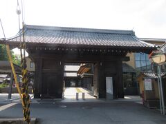 そのまま進むと図書館の前に旧豊岡県庁の立派な門が見えてきました。