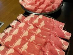 追加のお肉
ラム1人前、豚1人前　700円ずつ、頼んだら、、、
えー、最初のセット2人前より倍量のお肉がきたんだけど！

おそらく最初はセットなのでお肉が追加より少なかったんだなと