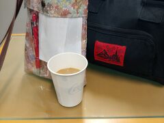 今回のお供の　バッグたち
リバティ柄のバッグは　空港でウエストポーチにします
乗る前に二回も紙渡されて　無くしそうになるので
左手は　何年か前TDS で買ったミニボストン
小さいけど　いっぱい入ります