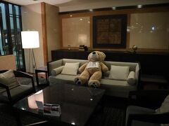 ホテルに戻ったら疲れたーの熊。同じく