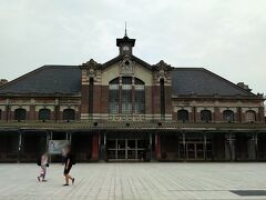 台中駅まで来ました。
新駅舎が運用開始されて3年経っていますが旧駅も綺麗に残されています。