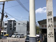 近くに深川神社の鳥居
足元は瀬戸物