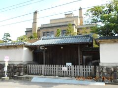 瑞光寺から西に歩いて５～６分の新津記念館に移動します。道路を挟んで向かい側が新潟大学の医科歯科系です。