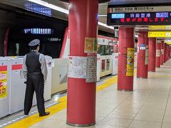 ◆旅行本編
▽4月27日(火) 1日目
夜勤明けの出発は都営浅草線・新橋駅。羽田直行の電車に乗車します。