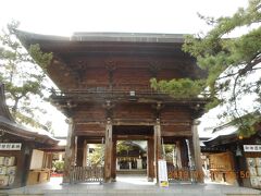 市役所のすぐ近くいある広い敷地の白山神社の山門？です。立派な造りです。