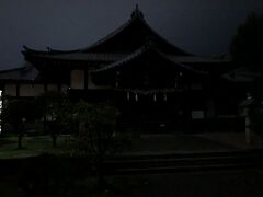 空の散歩道の裏側にある湯神社に来ました。
でもライトアップなんてされてないから真っ暗ですが、しっかりお参り。