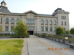 旧小澤家住宅から東に歩いて15分くらいの所にある新潟市歴史博物館みなとぴあに移動します。旧新潟税関庁舎などの建物と一緒に見学します。