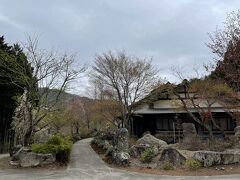 昼過ぎまでに用事を済ませて、出発～♪
川場道の駅を通り越してなかなかの山道・・・こんなところに温泉・・・ほんとかな(^^;
おりこうナビさんのお陰で今日も無事に到着することができました。
宿の入り口はこんな風。
