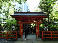 愛宕神社丹塗りの門。
丹塗り、つまり赤く塗ってあるって事ですね。「青丹よし」の丹で、PHOの大好きな丹霞の丹です♪

愛宕神社は、標高26ｍの愛宕山の山頂に在ります。これは23区内で自然の地形としては一番高い山なのだそうです。三角点が在るって知らず(見逃しました)★
https://atago-jinja.com
参拝客が絶えません(なので、かなり待ちました)