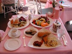 【2005年】

海辺のピンク一色のレストラン「サーフ ラナイ」で母と食事をしました。