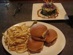 【2007年】ヤードハウス

打ち上げはヤードハウスでハーフヤードビールとバーガー。
奥に見えるアボカドのサラダがとっても美味しくて、その後も何度か食べました。