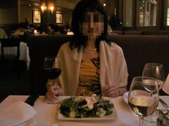 【2007年】ルースズクリス

初めてルースズクリスステーキハウスへ。
ハッピーアワーで分厚いステーキをお得に食べられました。
店内が暗くてステーキの写真は真っ暗･･･
せめてサラダの写真だけでもと載せました（笑）