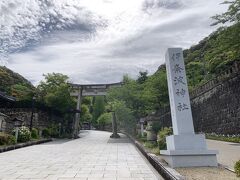 続いてやってきたのは『伊奈波神社』。
『金神社』から車で１０分ほど。
警備員さんが駐車場の案内するほど立派な神社です。