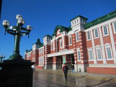 07：18 　自宅最寄駅を始発で発ち「深谷駅」着。
深谷駅は東京駅をモデルとしたレトロな外観で「関東の駅100選」にも選ばれています。
 "レンガの街深谷" のシンボル的存在として街の表玄関を飾っています。
でも、実際は50万枚もの ”レンガ風パネル張り” なんだそうです・・