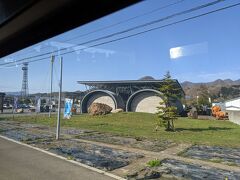 車窓は青函トンネル記念館（福島町）。