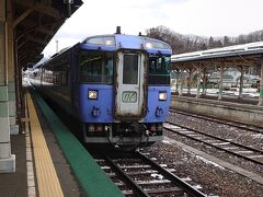 【2021-05-01　土】
遠軽駅は雪が積もってます！5月とは思えない！動揺しながらも札幌へ旅立ちます！