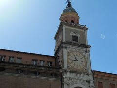 モデナの市庁舎を眺める。
時計台の文字が特徴的。